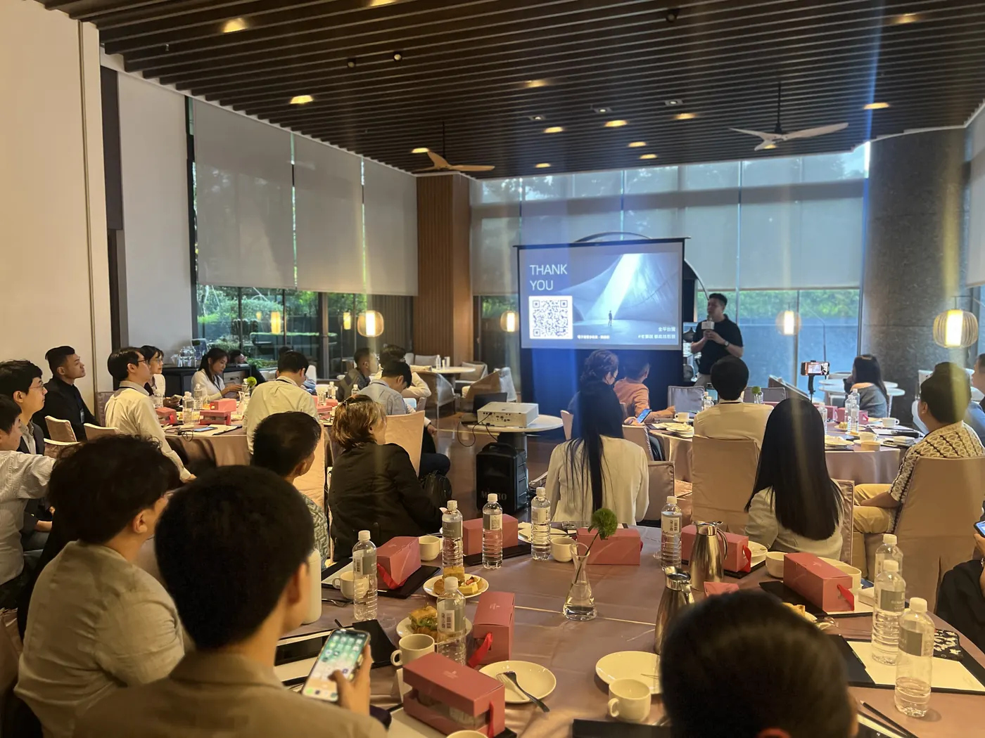 投影片顯示 THANK YOU 與 QR code，老獅 Lion 手持麥克風站在一旁