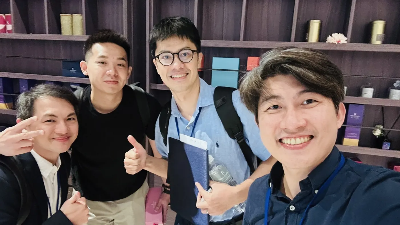 張益豪醫師與三位醫師在茶廳櫃架前自拍