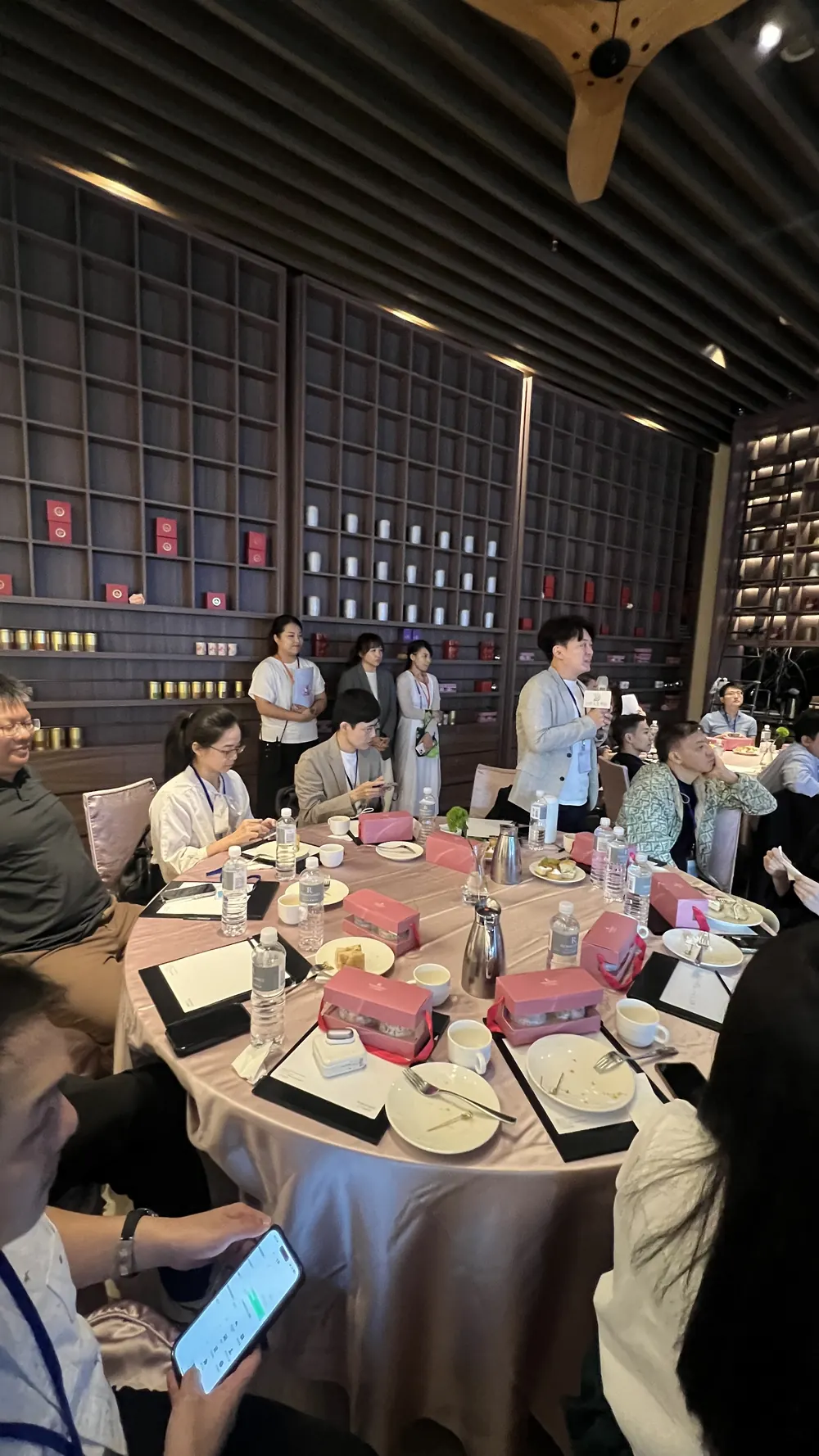 茶廳前方的投影幕顯示 Q&A 2025.10.26 與悅庭口腔智慧醫療標誌，台下醫師圍坐圓桌