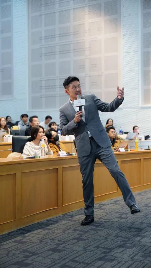 77 老大在台北場講台上講解自媒體經營策略
