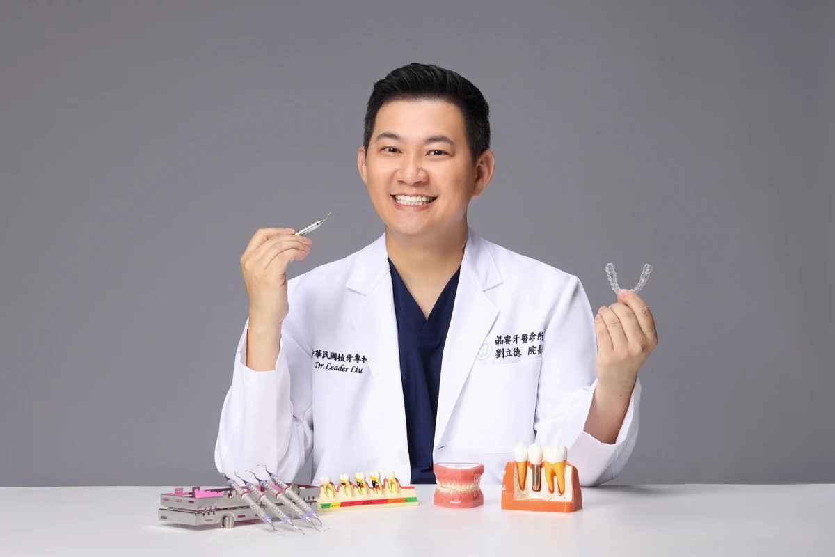 劉立德醫師與牙科模型及器械的橫式形象照