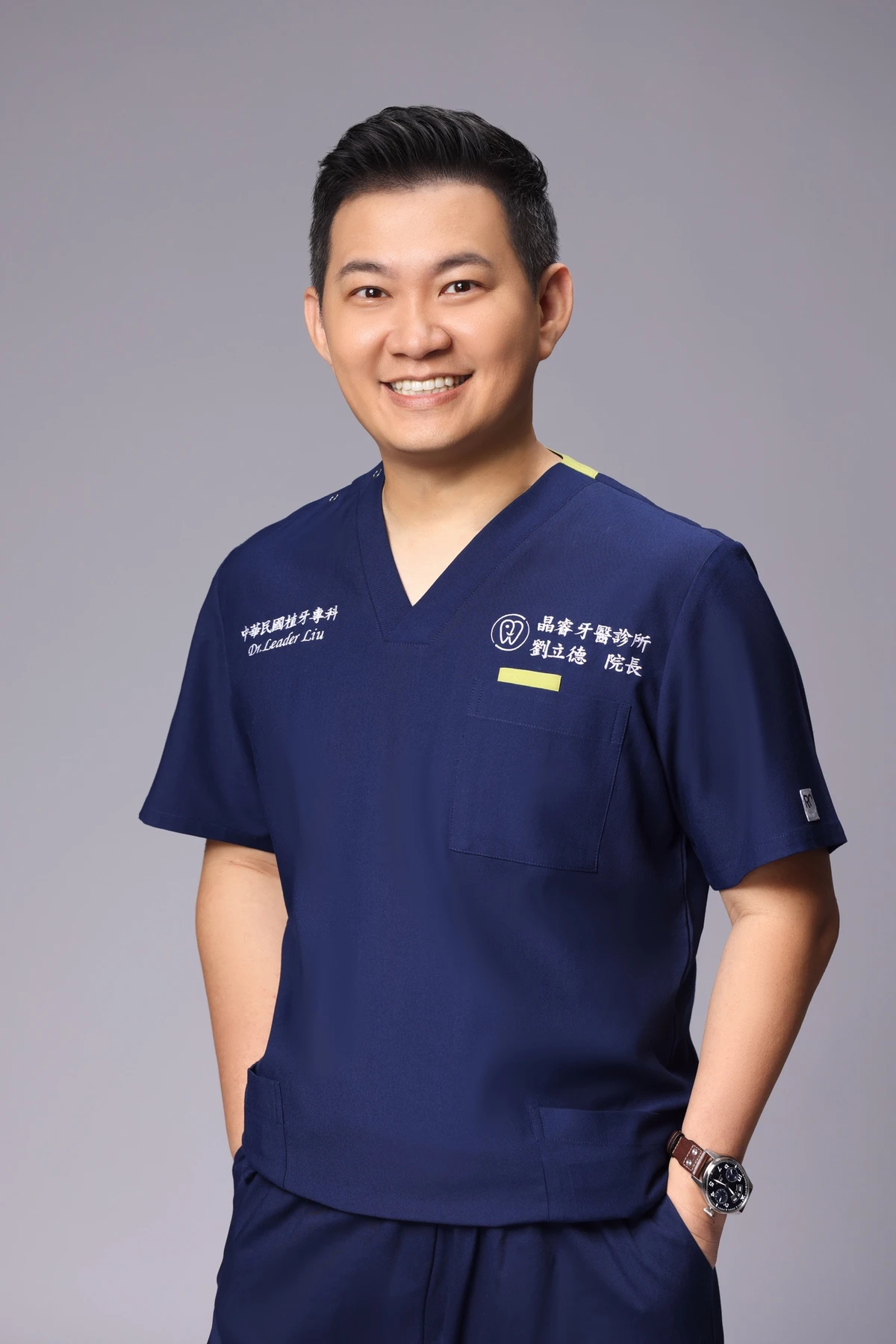 劉立德醫師穿著藍色刷手服的形象照