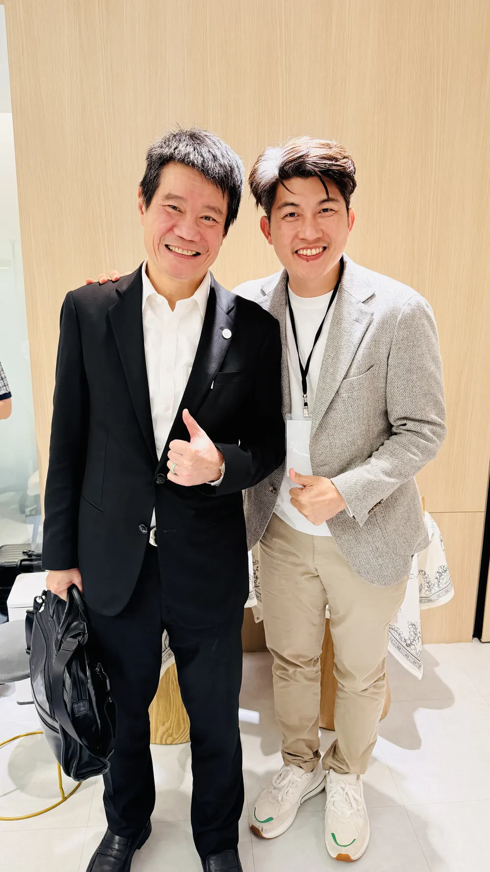 李森斌與張益豪醫師並肩合影，比讚