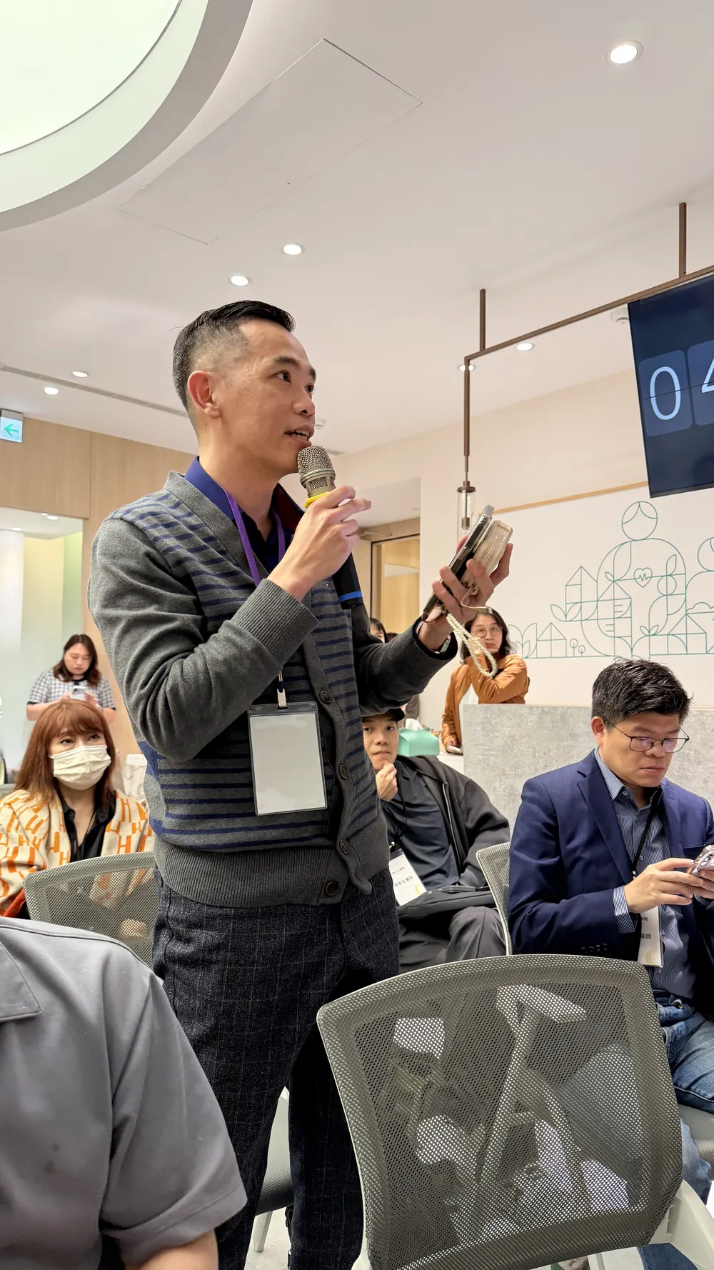 一位與會醫師起身拿著麥克風提問