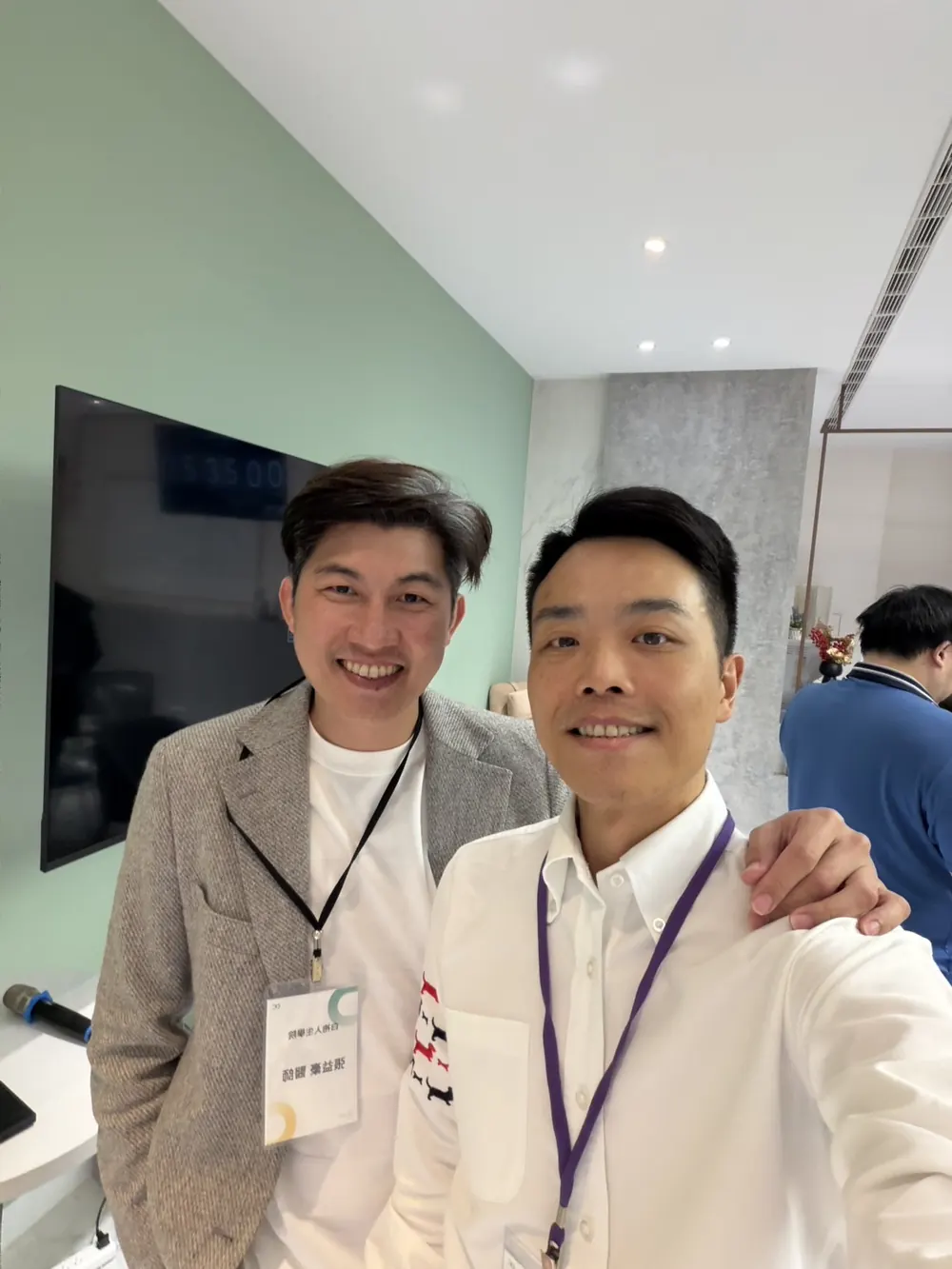 張益豪醫師與一位與會醫師配戴識別證自拍