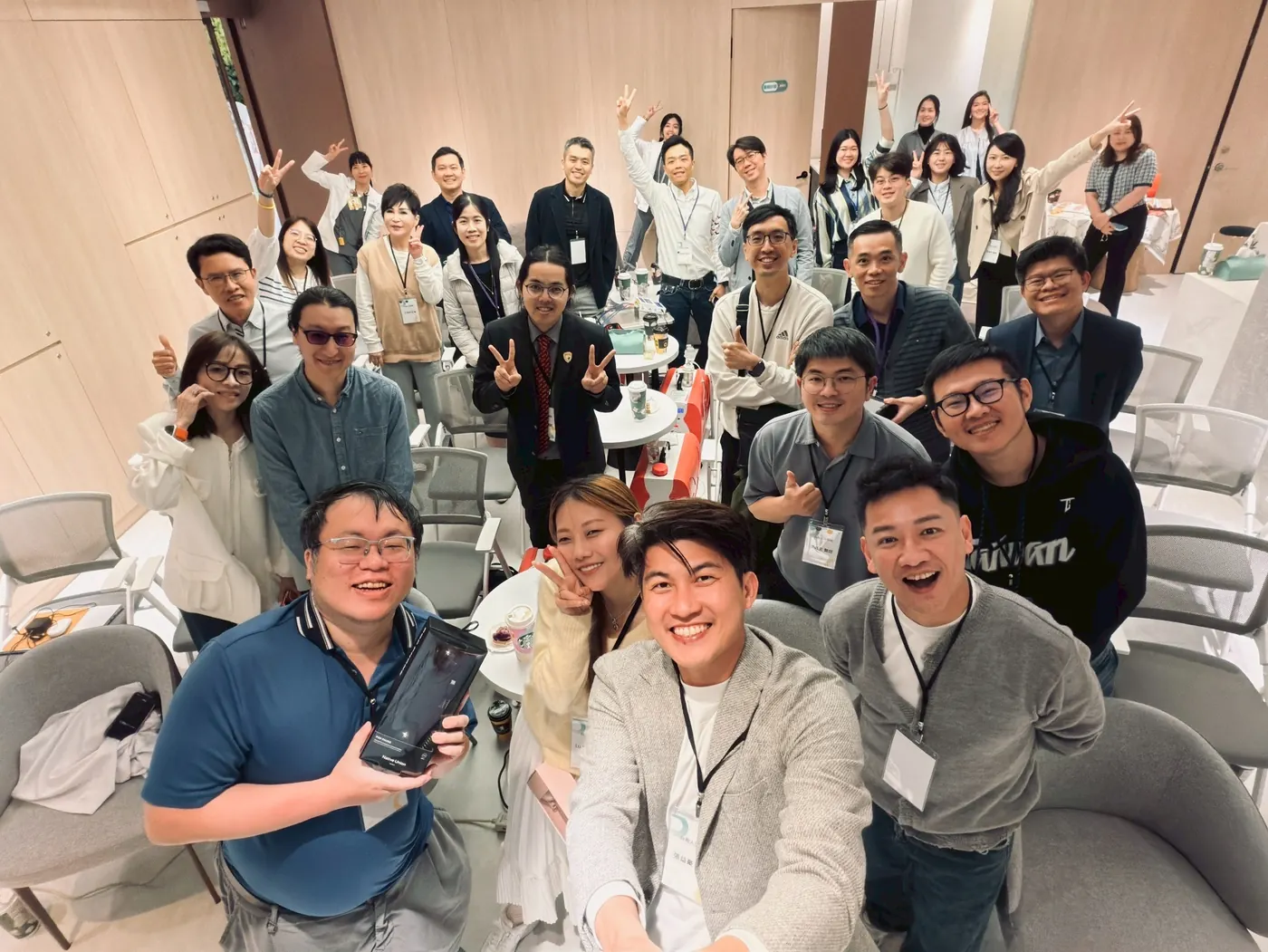 白袍人生學院與會醫師在台北大安康博診所的講座空間合拍大合照，前排張益豪醫師舉手自拍