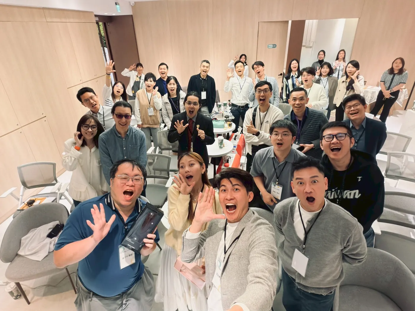 與會醫師大合照，前排有人揮手、有人做出驚訝表情
