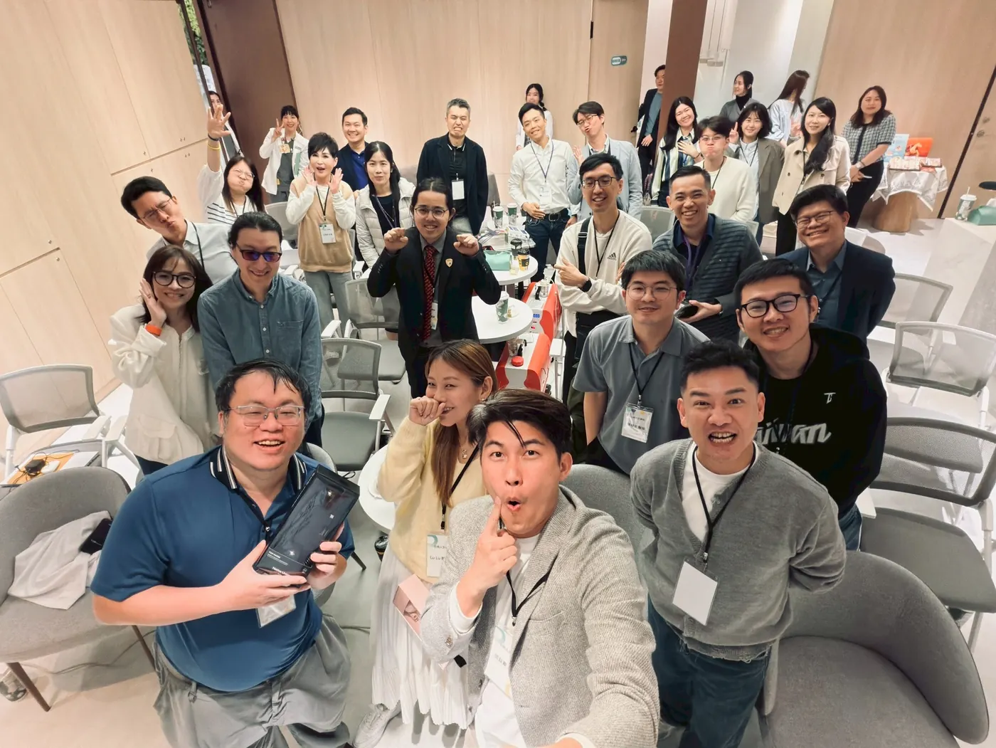 與會醫師大合照，大家看向鏡頭比手勢