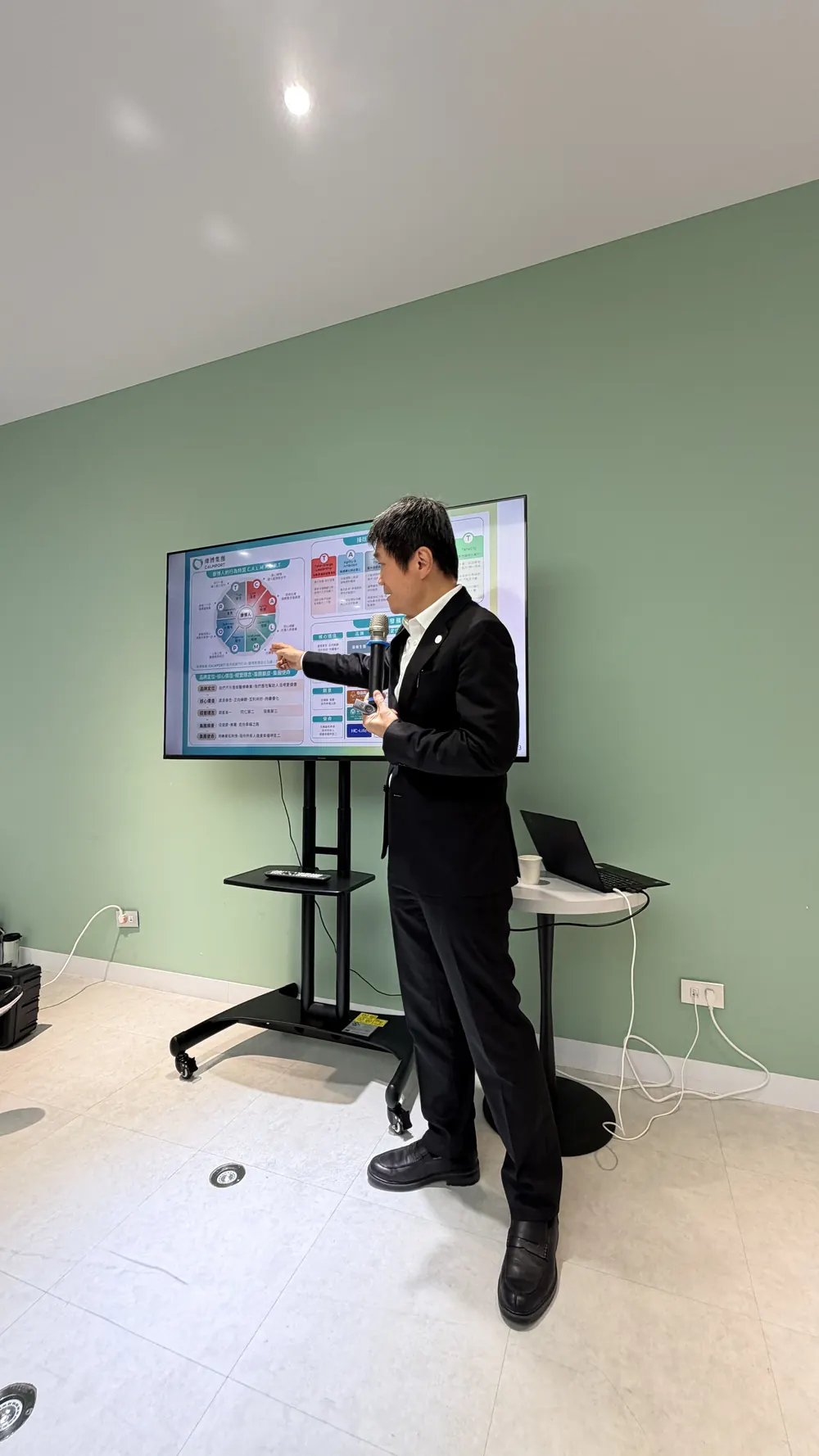 李森斌指著投影片上的圓形架構圖講解