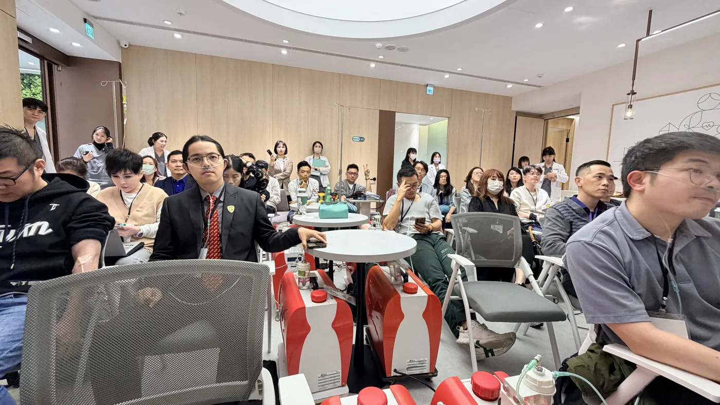 講座空間坐滿醫師，前排有人轉頭看向講者