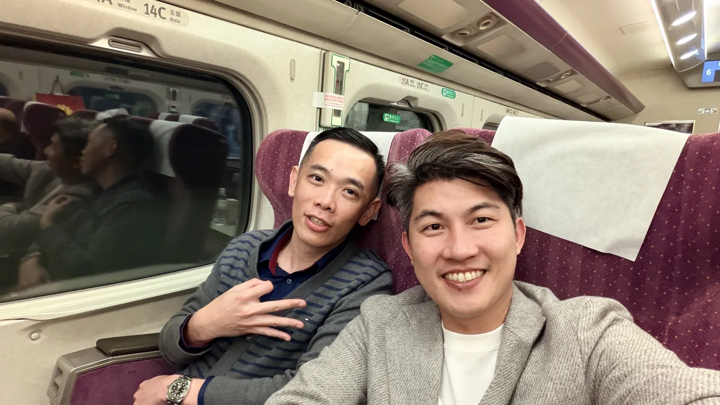 吳政誼醫師與張益豪醫師在高鐵車廂內自拍