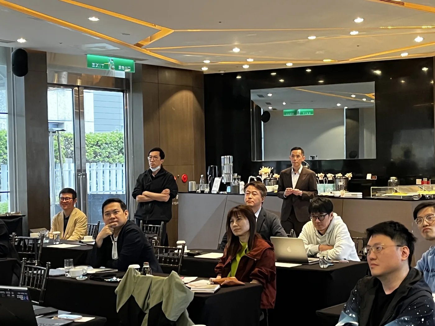 下午場與會者聽講，有人站在後方吧台邊