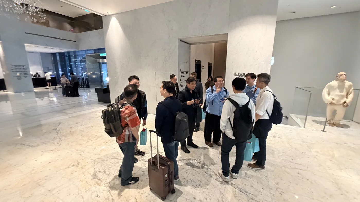 活動結束後與會者在酒店大廳拖著行李道別