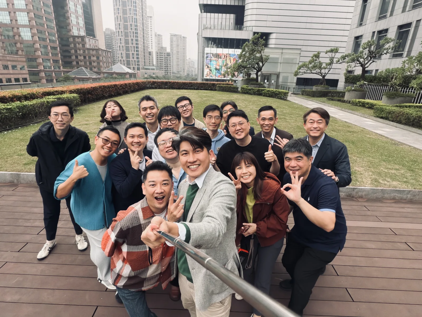 2026 首場腦力風暴大會與會者在寒舍艾美酒店戶外平台自拍合照，張益豪醫師手持自拍桿