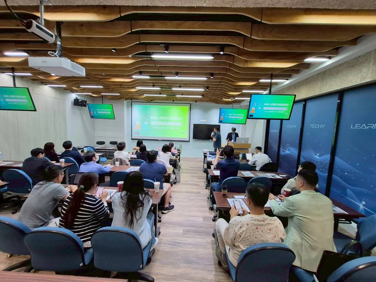 台中醫療溝通工作坊，張益豪醫師與學員在教室進行課堂交流
