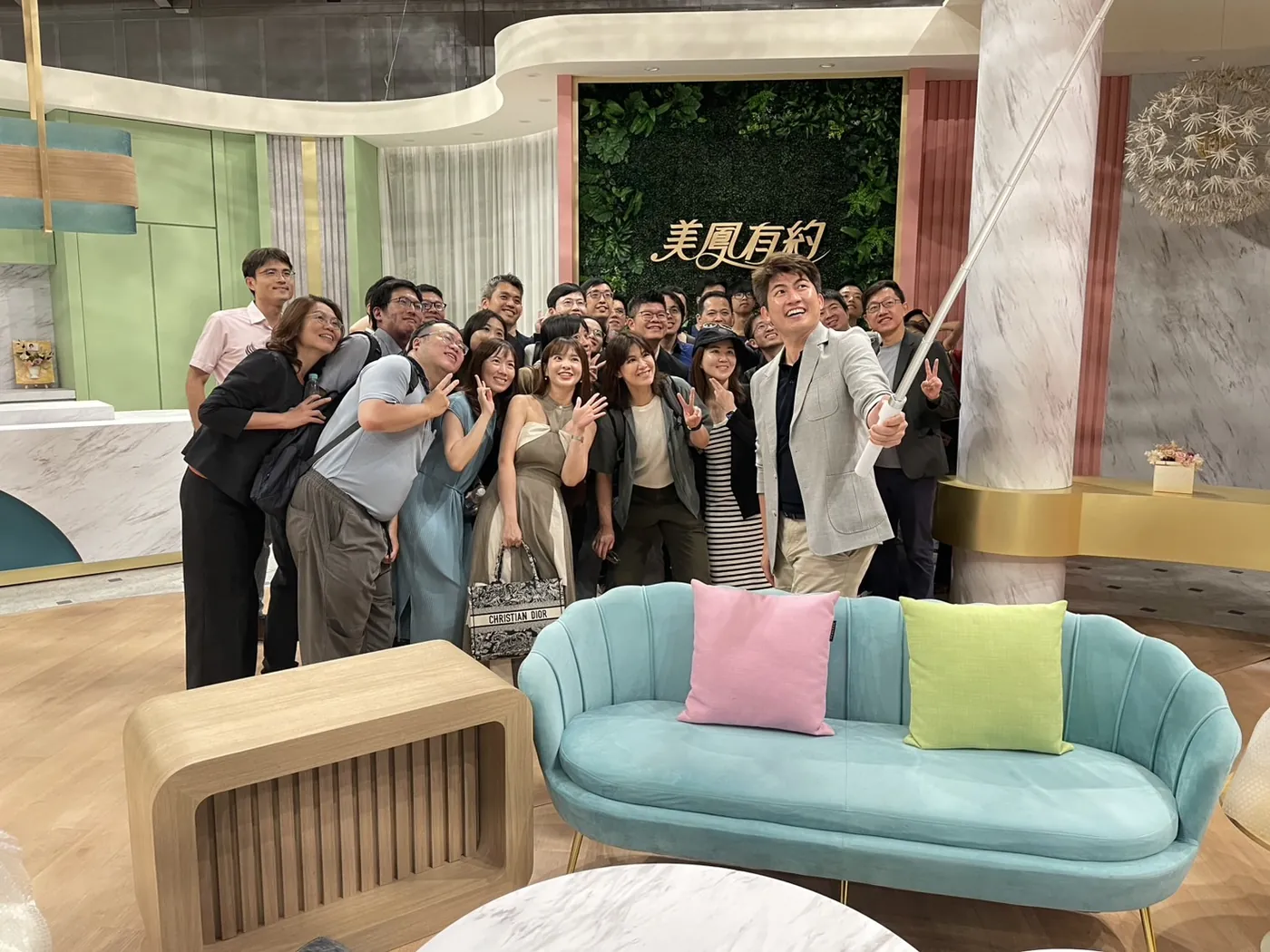 參訪醫師在民視新聞攝影棚的主播台前後大合照