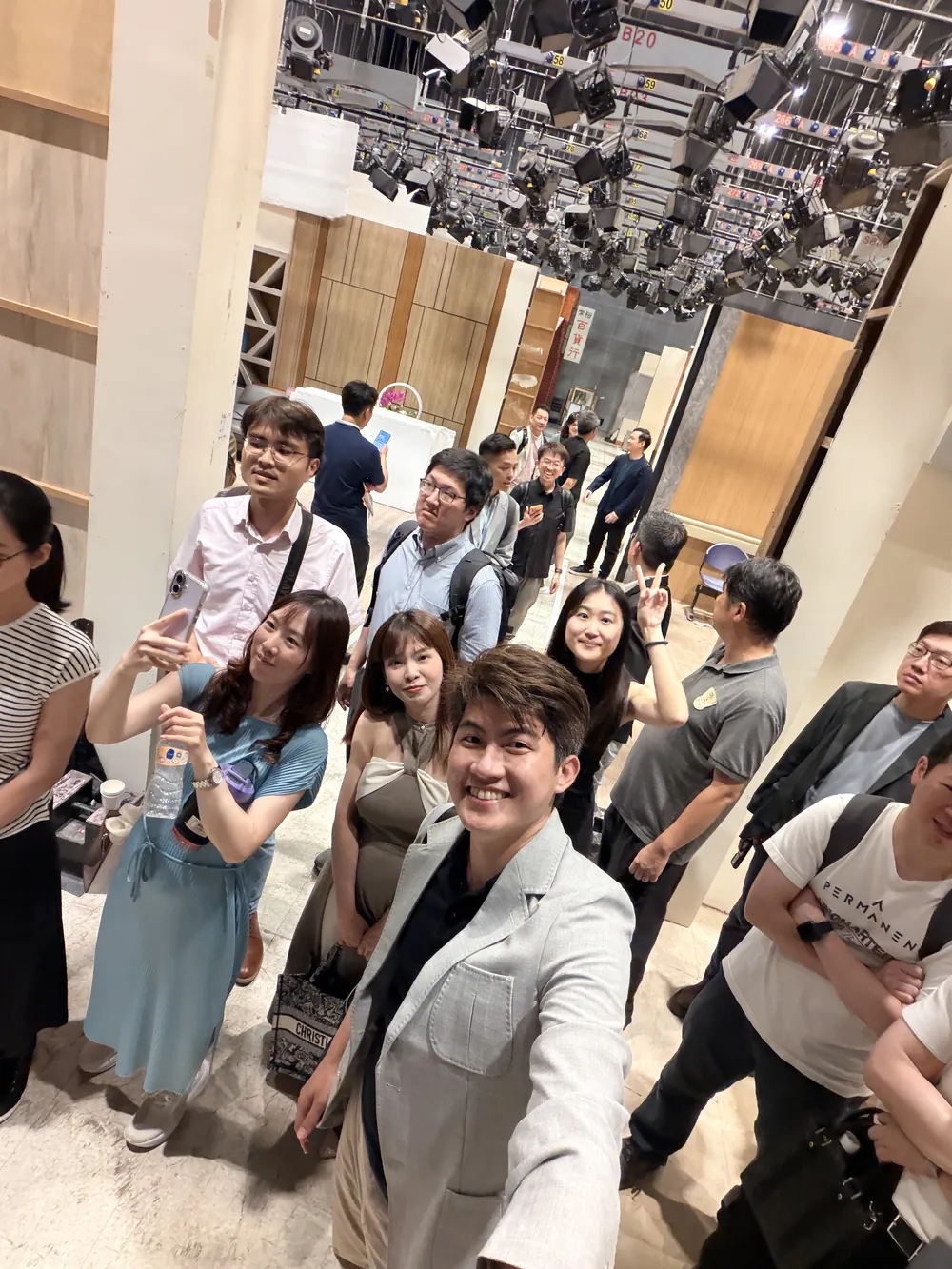 張益豪醫師與多位參訪醫師在戲劇棚走道上自拍