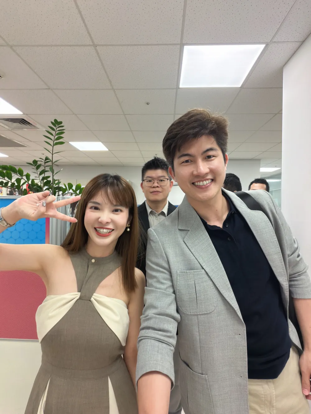 張益豪醫師與一位參訪醫師在民視館內自拍
