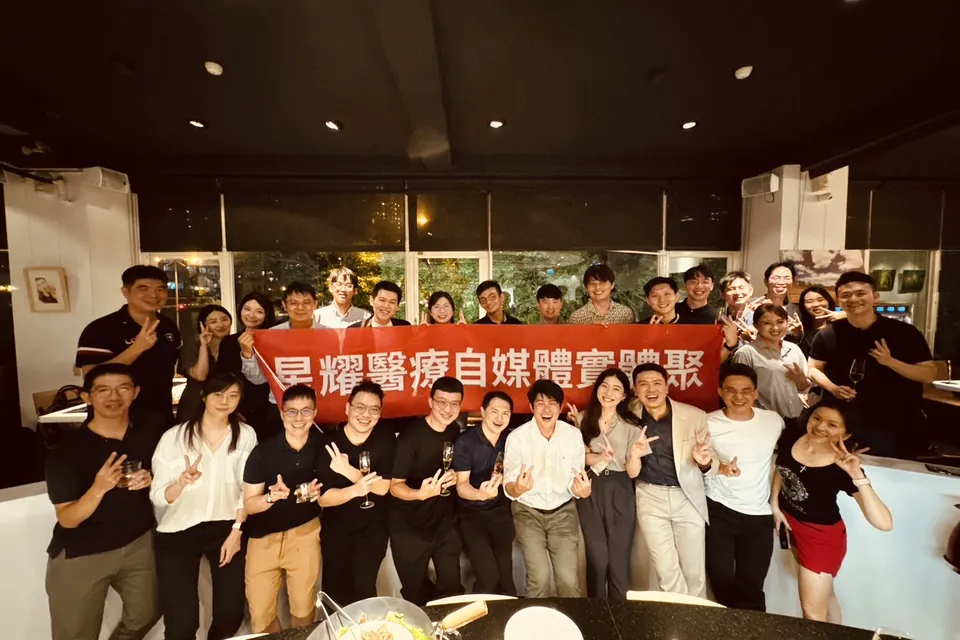 豪門宴 × 白袍人生學院實體聚會，與會者在竹北 Bistro 302 吧台前拉起紅布條大合照