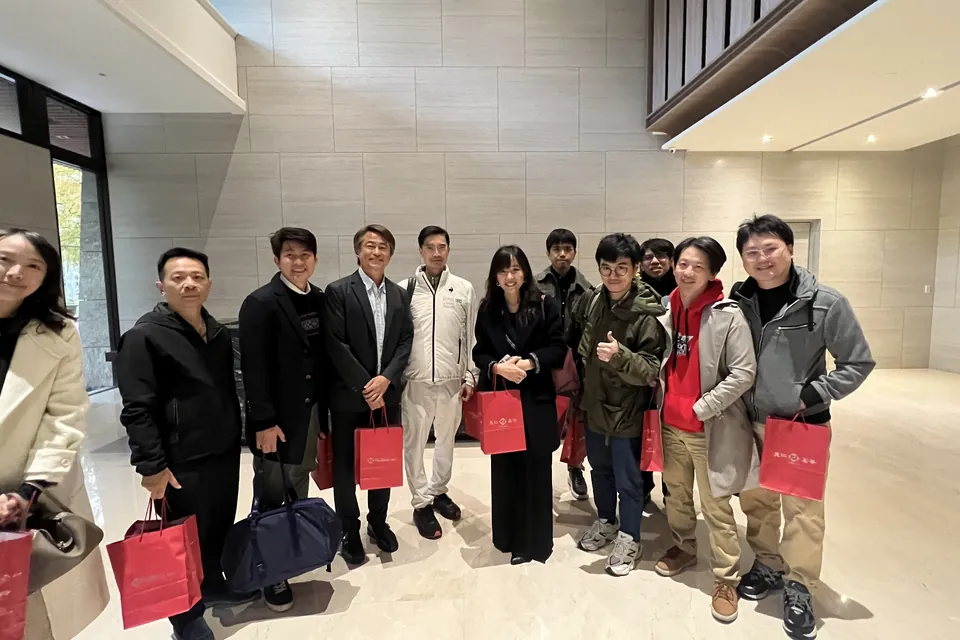 院長腦力風暴大會第二場結束後，與會院長們手提伴手禮在原蘊醫學診所樓下大廳合影