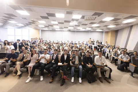 白袍人生學院第一屆高峰年會會場內全體與會者大合照