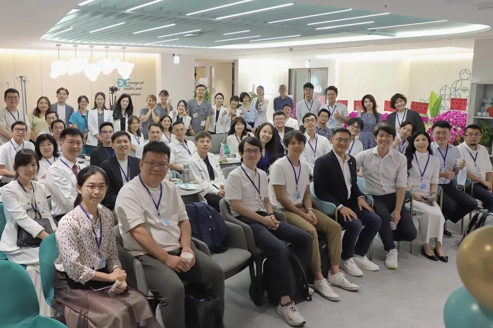 白袍人生學院竹北康博企業參訪，四十多位醫師在康博診所竹北分院大廳大合照