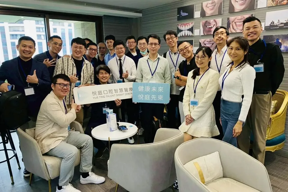 白袍人生學院參訪悅庭牙醫診所，與會醫師在診所內拉起悅庭口腔智慧醫療布條合影