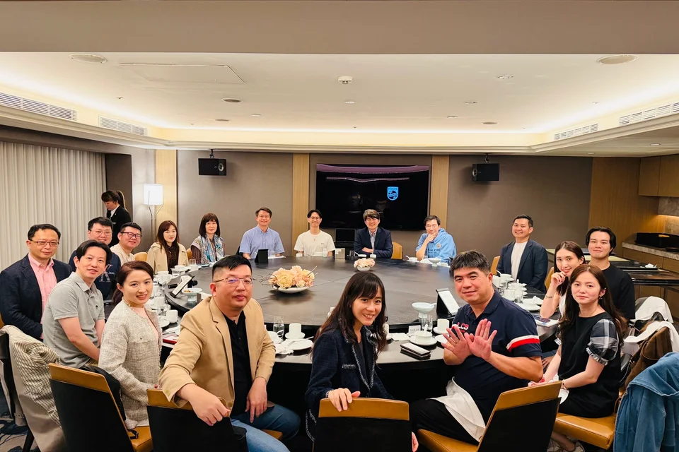 阿金覆盤餐會，白袍人生學院夥伴圍坐餐桌前的大合照