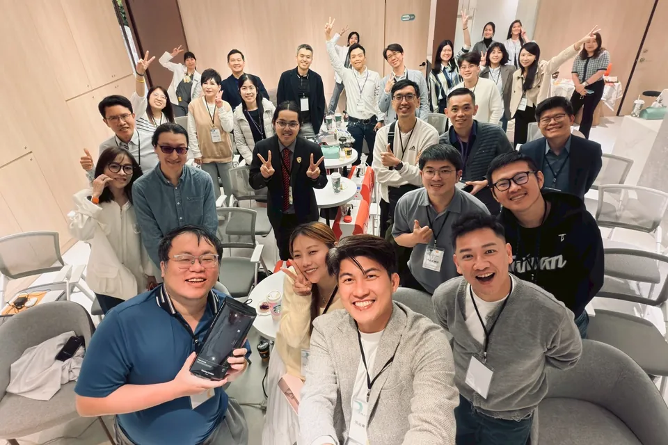白袍人生學院與會醫師在台北大安康博診所講座空間的大合照