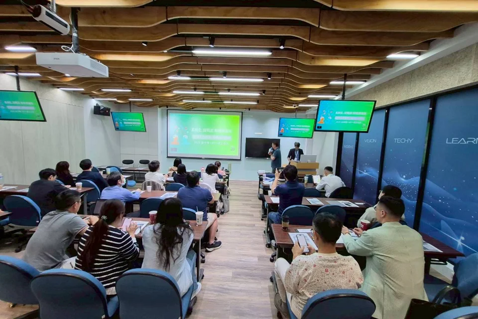 張益豪醫師主講台中醫療溝通術實體工作坊，學員於課堂交流