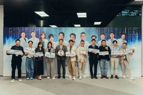 白袍人生學院第二屆高峰年會 13 位講師於舞台合影