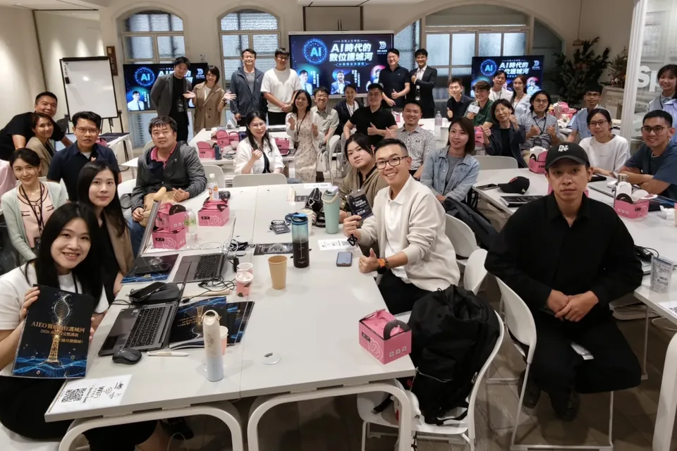 《AI 時代的數位護城河》AIEO 小班制第二梯課後，全體學員與講師大合照