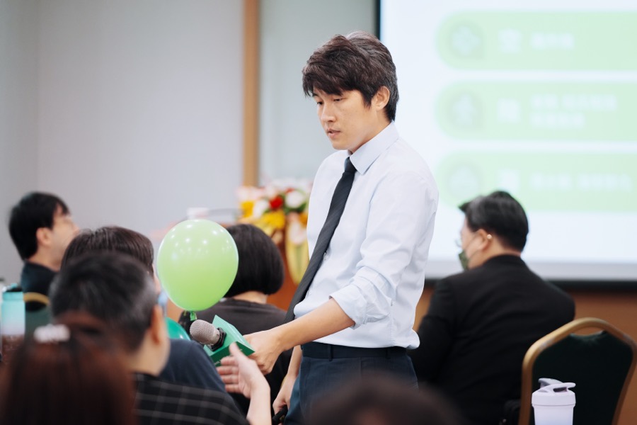 張益豪醫師於演講中走入席間與學員互動（LINE 醫療小聚）