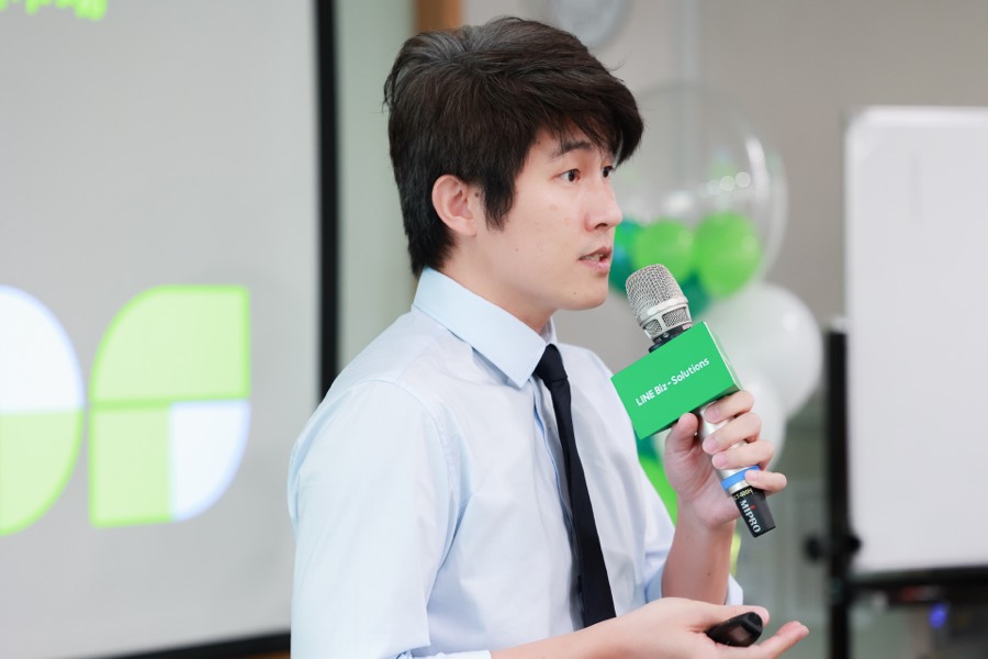 張益豪醫師手持麥克風演講特寫（LINE 醫療小聚，2024）