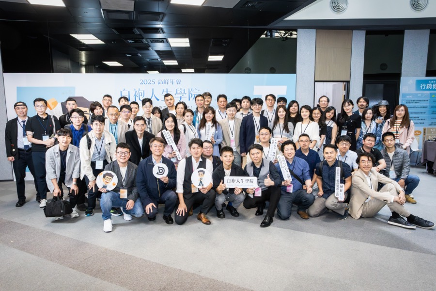 白袍人生學院 2025 高峰年會，張益豪醫師與上百位醫師學員大合照