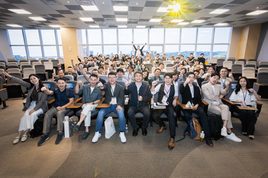 白袍人生學院 2025 高峰年會會場，醫師學員舉手互動
