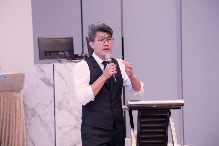 張益豪醫師於桃園診所協會演講台上特寫（2023）