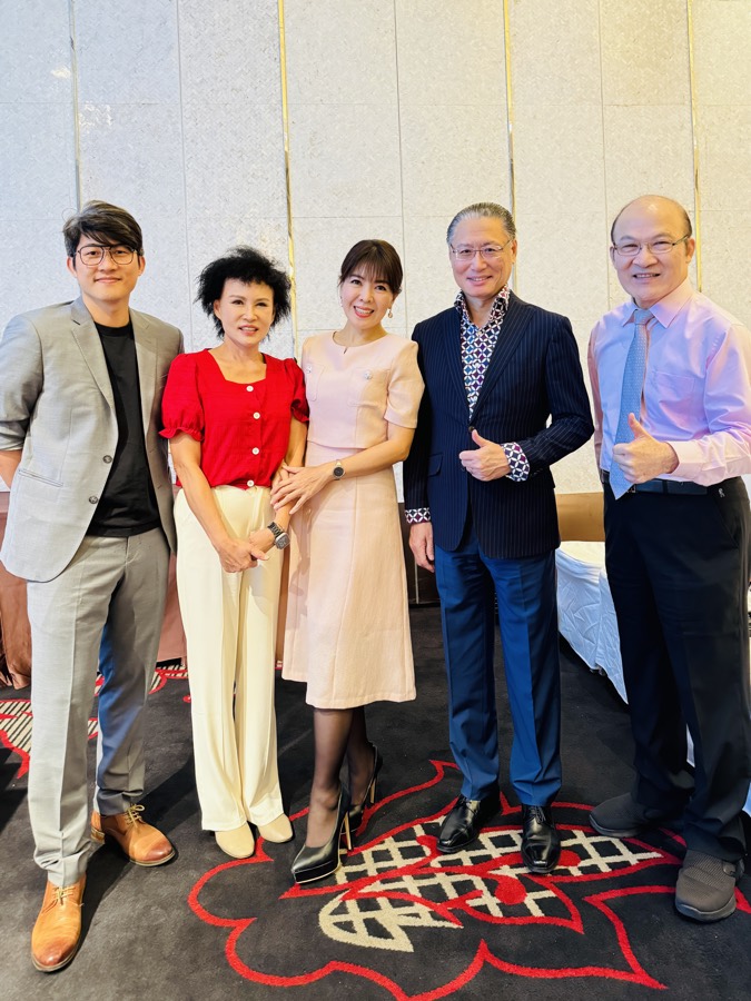張益豪醫師於合庫講堂與同台講者合影（2024）