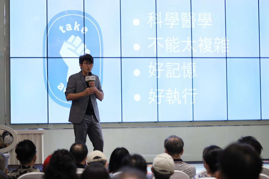 張益豪醫師於2024合庫講堂北中南巡迴健康財富講座演講，畫面前方可見現場聽眾
