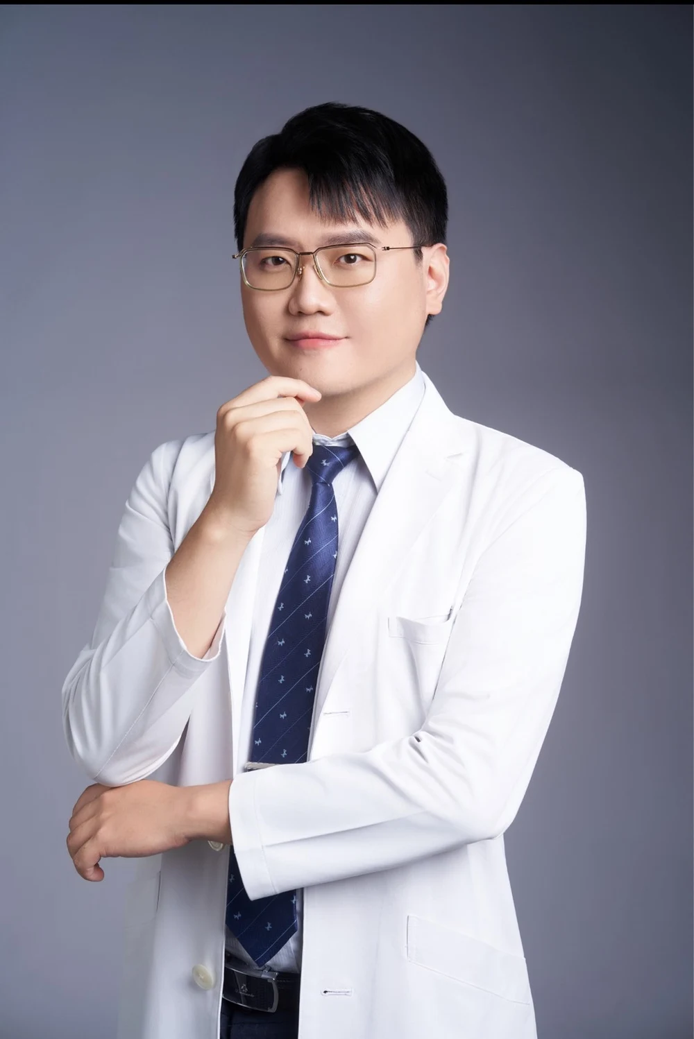 陳昱傑醫師戴眼鏡、身穿白袍的形象照