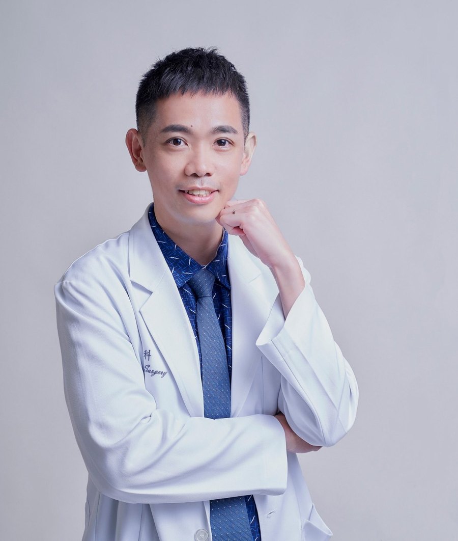 吳政誼醫師身著白袍的形象照